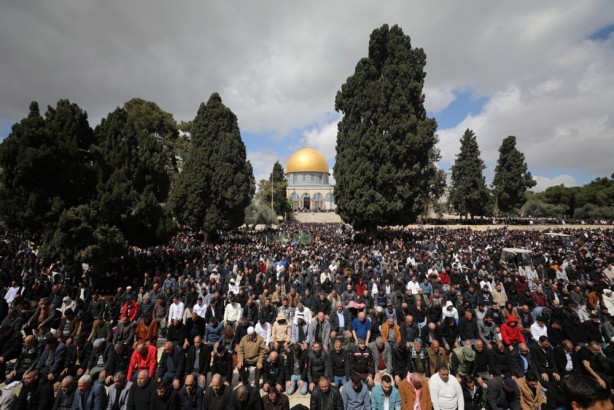 Mescid-i Aksa'daki cuma namazına rekor katılım!