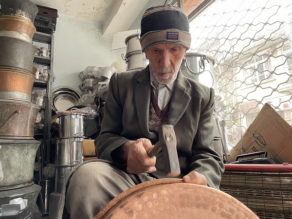 Mesleğini oğluna öğretti! 83 yaşındaki adam teknolojiye meydan okuyor