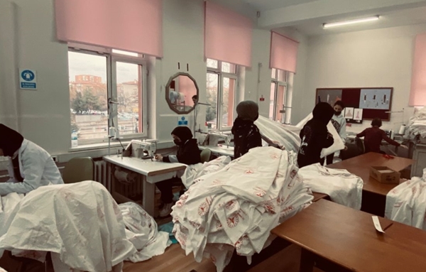 Meslek liselerinde üretilip deprem bölgelerine gönderiliyor