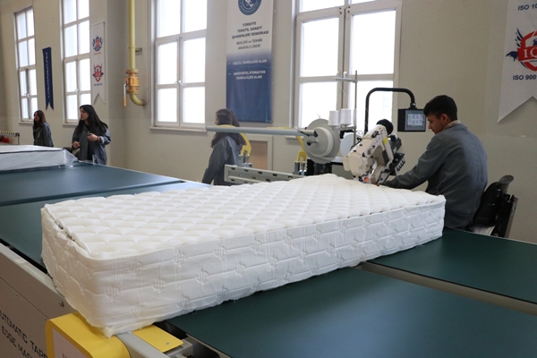 Foto - Meslek liseli öğrencilerden depremzedeler için yatak üretimi