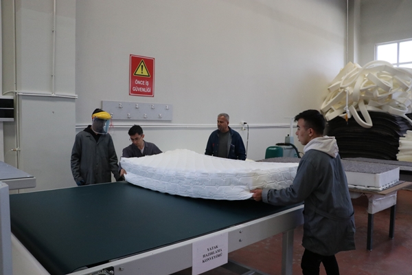 Foto - Meslek liseli öğrencilerden depremzedeler için yatak üretimi