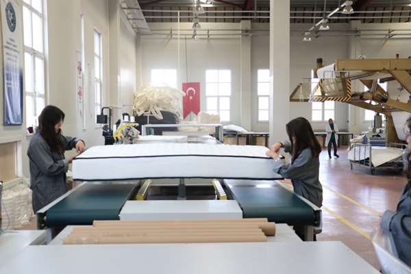 Foto - Meslek liseli öğrencilerden depremzedeler için yatak üretimi