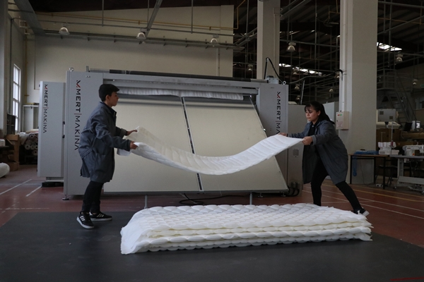 Foto - Meslek liseli öğrencilerden depremzedeler için yatak üretimi