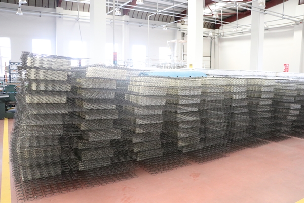 Foto - Meslek liseli öğrencilerden depremzedeler için yatak üretimi