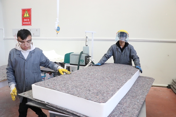 Foto - Meslek liseli öğrencilerden depremzedeler için yatak üretimi