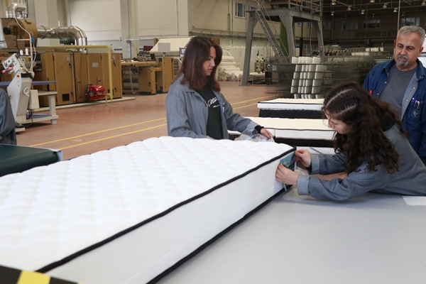 Foto - Meslek liseli öğrencilerden depremzedeler için yatak üretimi