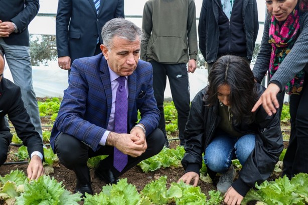 Foto - Meslek liseliler tarımı sebze yetiştirerek öğreniyor