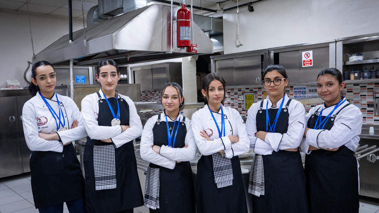 Meslek lisesi öğrencilerinden büyük başarı! 6 öğrenci 12 madalyayla döndü