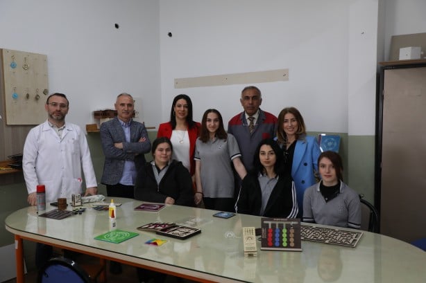 Foto - Meslek lisesinde üretilip deprem bölgesindeki okullara gönderiliyor