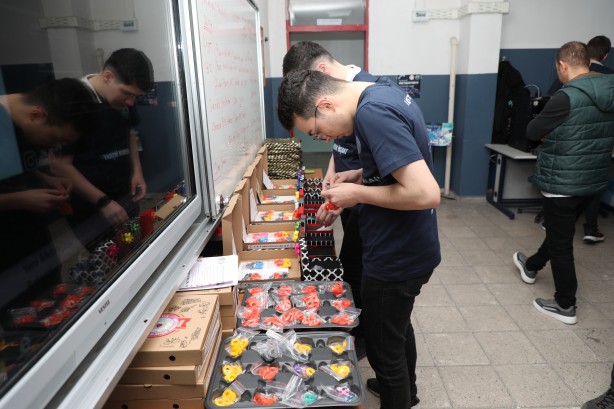 Meslek lisesinde üretilip deprem bölgesindeki okullara gönderiliyor