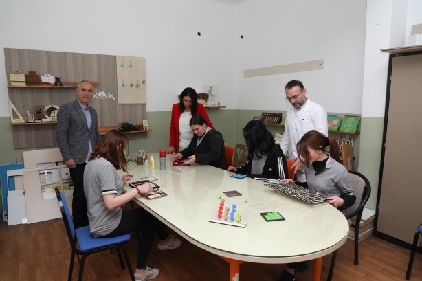 Foto - Meslek lisesinde üretilip deprem bölgesindeki okullara gönderiliyor