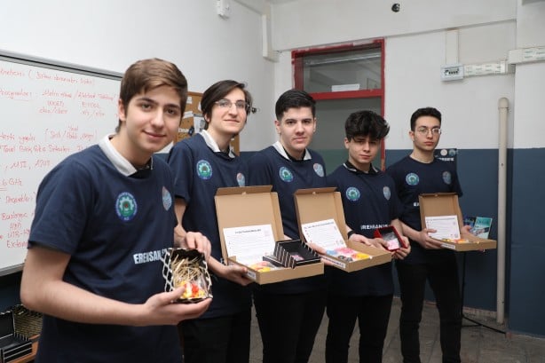 Foto - Meslek lisesinde üretilip deprem bölgesindeki okullara gönderiliyor