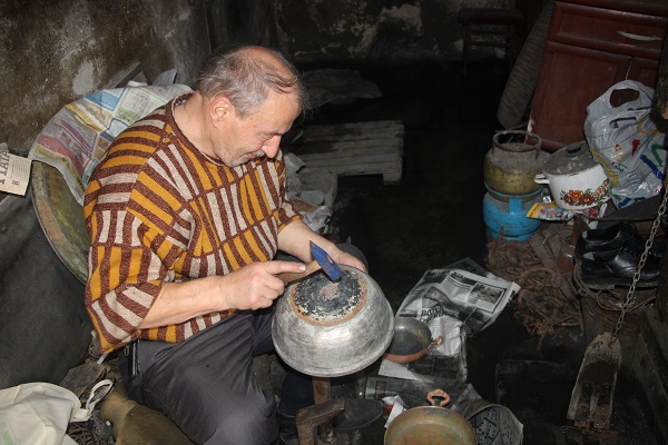 Foto - Meslektaşları teknolojiye direnemedi! 84 yıldır bu dükkanın ateşi sönmüyor