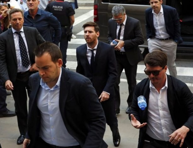 Foto - Messi hakim karşısında! 