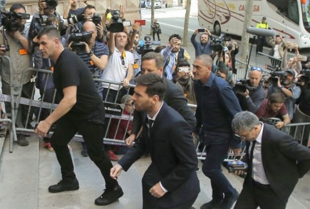 Foto - Messi hakim karşısında! 