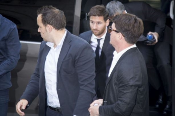 Foto - Messi hakim karşısında! 