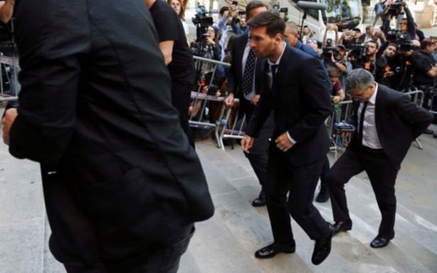 Foto - Messi hakim karşısında! 