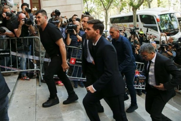 Foto - Messi hakim karşısında! 