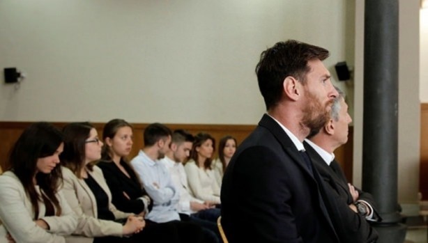Foto - Messi hakim karşısında! 