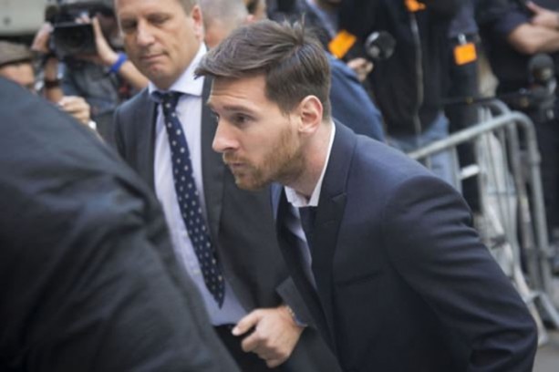 Foto - Messi hakim karşısında! 