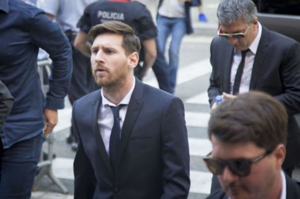 Foto - Messi hakim karşısında! 