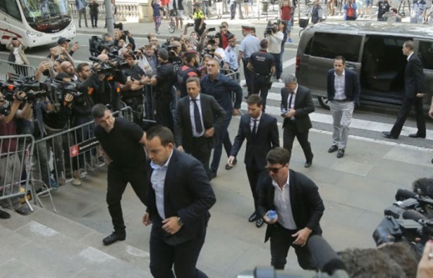 Foto - Messi hakim karşısında! 