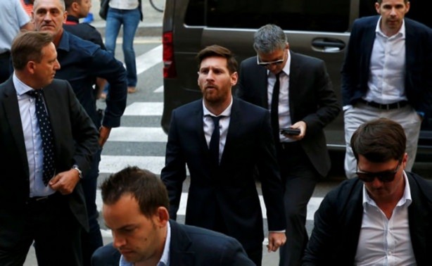 Foto - Messi hakim karşısında! 
