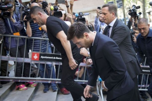 Foto - Messi hakim karşısında! 