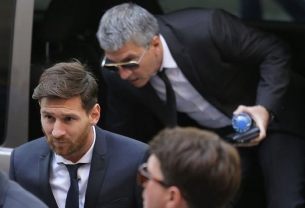 Foto - Messi hakim karşısında! 