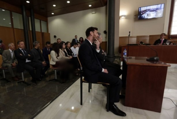 Foto - Messi hakim karşısında! 