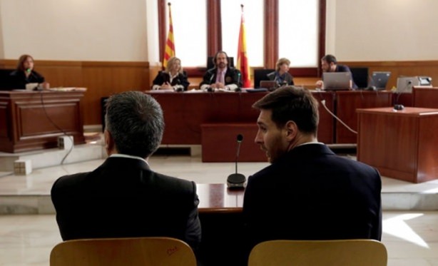 Foto - Messi hakim karşısında! 