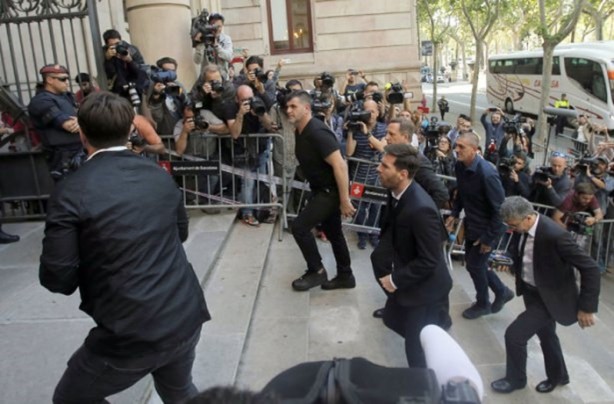 Foto - Messi hakim karşısında! 
