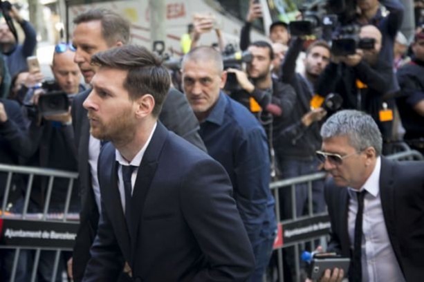 Foto - Messi hakim karşısında! 