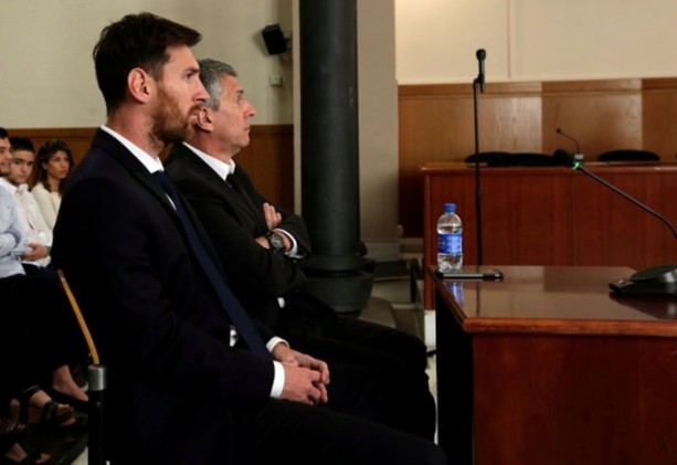 Foto - Messi hakim karşısında! 