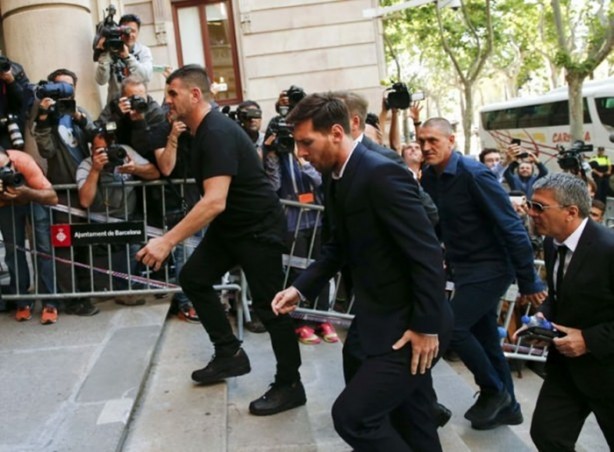 Foto - Messi hakim karşısında! 