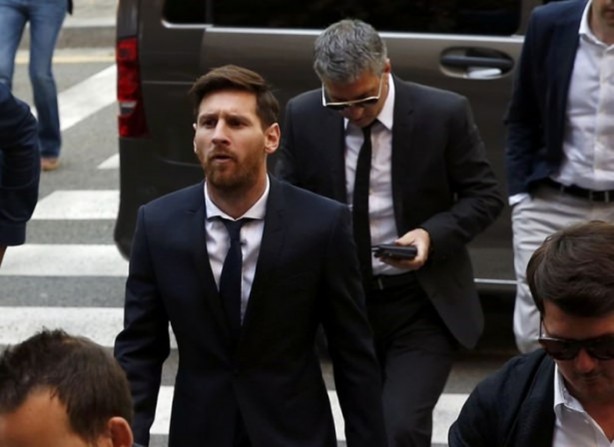 Foto - Messi hakim karşısında! 