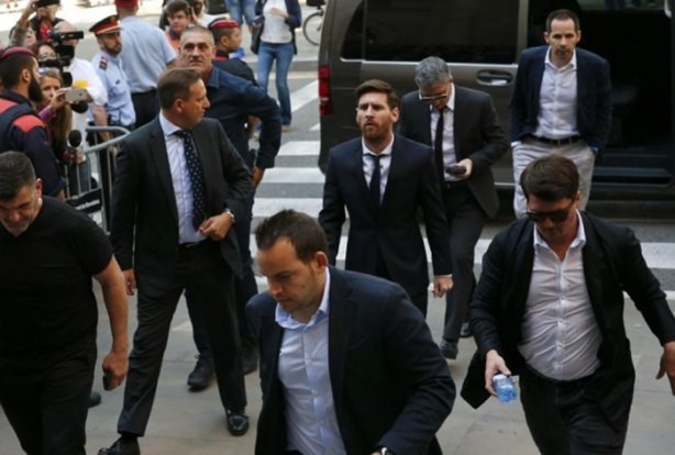Foto - Messi hakim karşısında! 