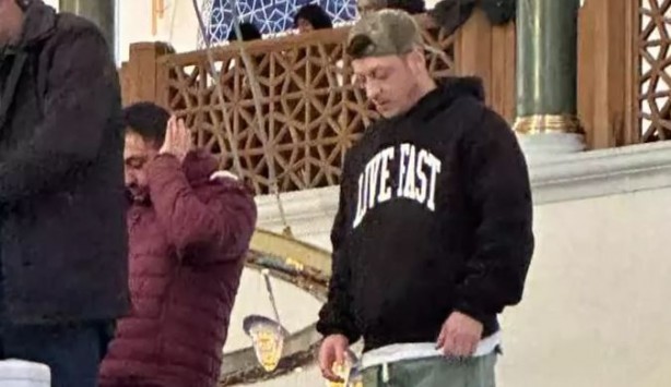 Foto - Mesut Özil, Çamlıca Camii'nde namaz kıldı