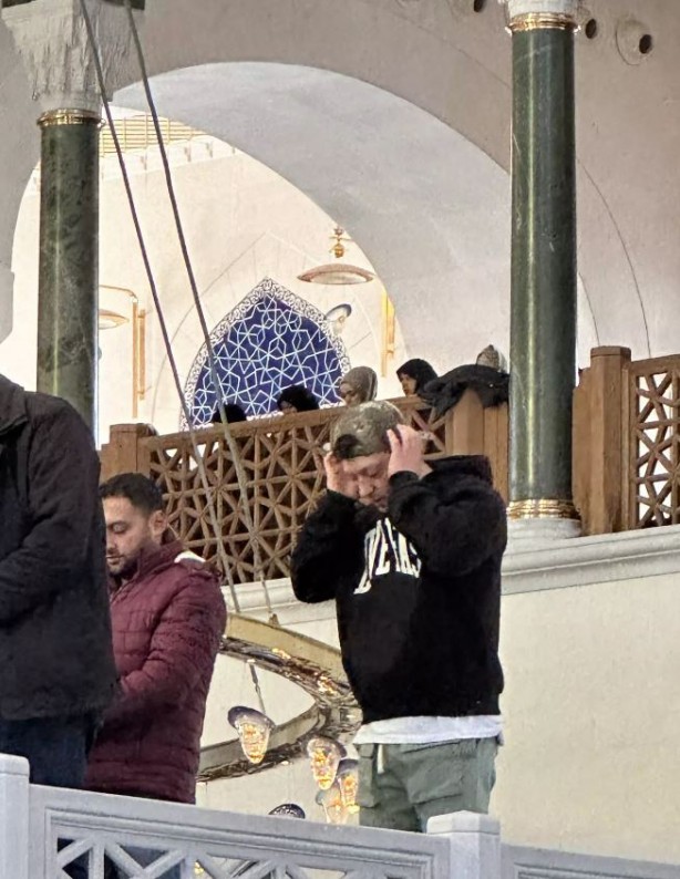 Foto - Mesut Özil, Çamlıca Camii'nde namaz kıldı