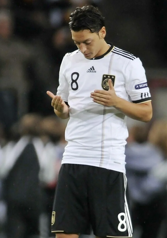 Foto - Mesut Özil futbola dönüyor! O takıma rakip olacak! Tarihi adımı atıyor… Bu kez Türkiye değil! Mesut Özil o takımın maçına…