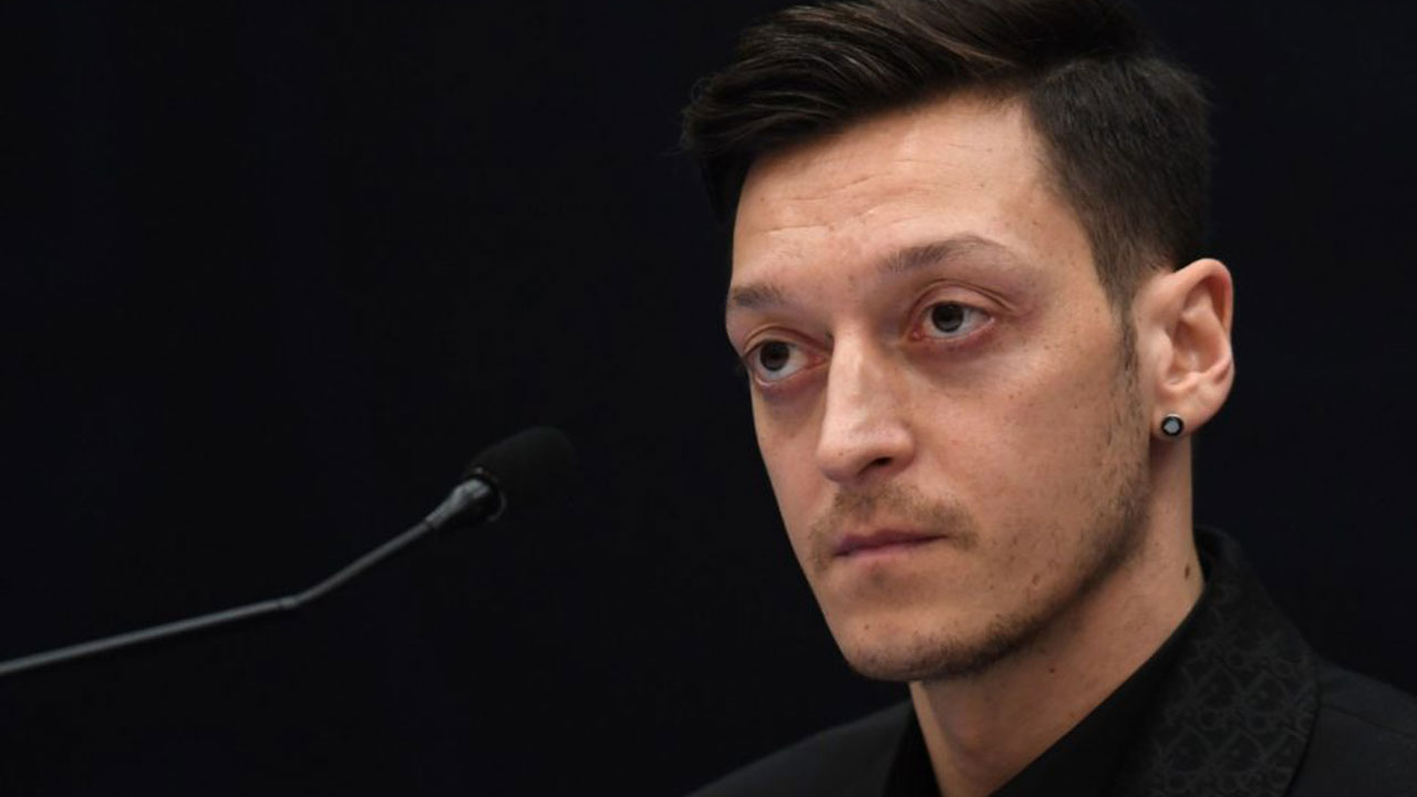 Mesut Özil gündemi salladı! Boykot çağrıları yapılan markaya gitti