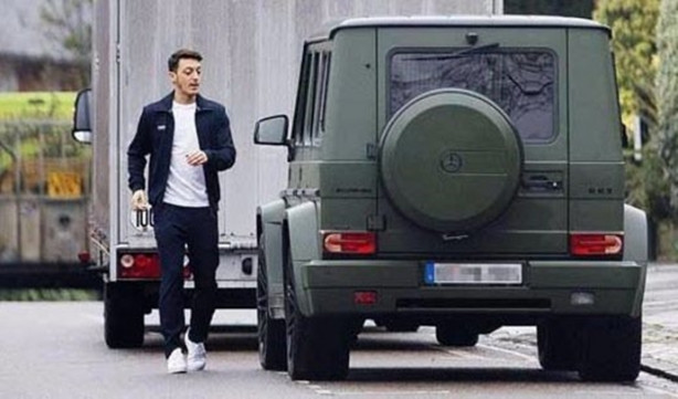 Foto - Mesut Özil servetini yola döktü!