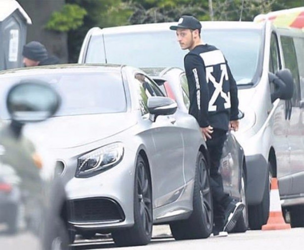  Mesut Özil servetini yola döktü!