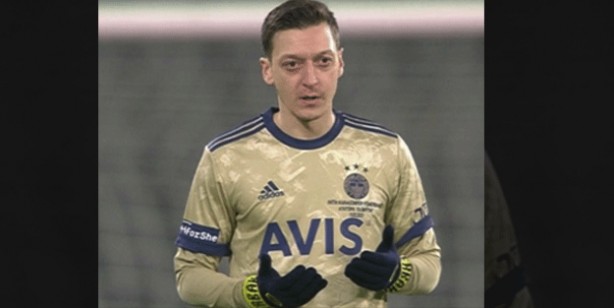 Foto - Mesut Özil’den, Ramazan'ın ilk günü rakı şişesi paylaşan Cem Yılmaz’a jeneriklik gol! Sen var ya, adamın dibisin dibi