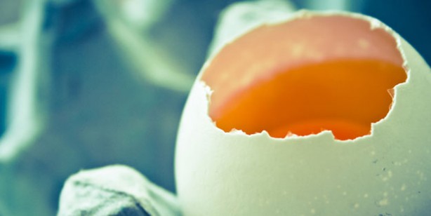 Foto - YUMURTA Oldukça besleyici olan yumurta, hastalık riski yüksek olanlarda kalp sağlığını korumaya yardımcı olur. Ayrıca yumurtalar kilo kaybına da yol açar. Yumurtanın tokluk hissini artırdığı araştırmalar sonucunda ortaya çıktı. Haftada birkaç kez yumurta tüketmek hem tok kalmanıza hem de yağ yakmanıza neden olur.