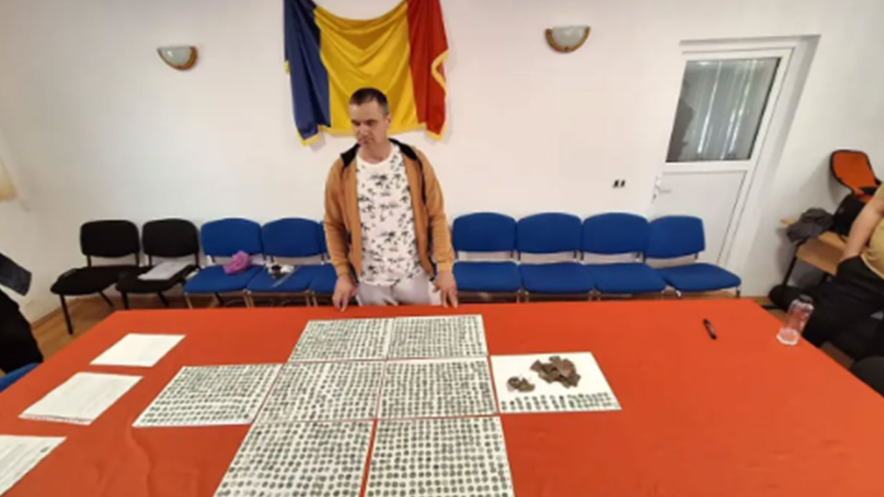 Foto - Metal dedektörü yere dokunduran adam şoku yaşadı: Tarlada büyük bir hazine bulundu