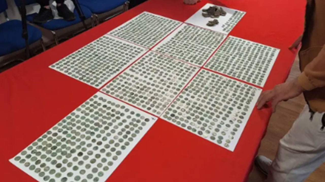 Foto - Metal dedektörü yere dokunduran adam şoku yaşadı: Tarlada büyük bir hazine bulundu