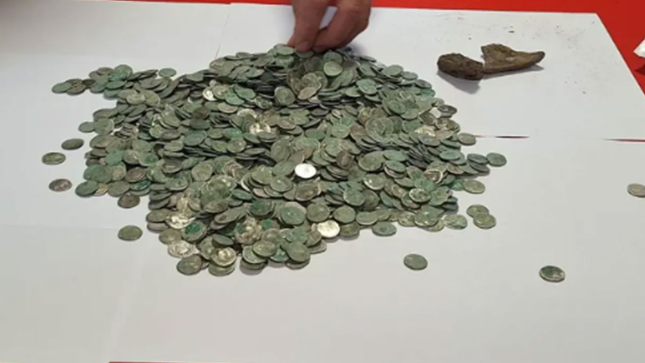 Foto - Metal dedektörü yere dokunduran adam şoku yaşadı: Tarlada büyük bir hazine bulundu