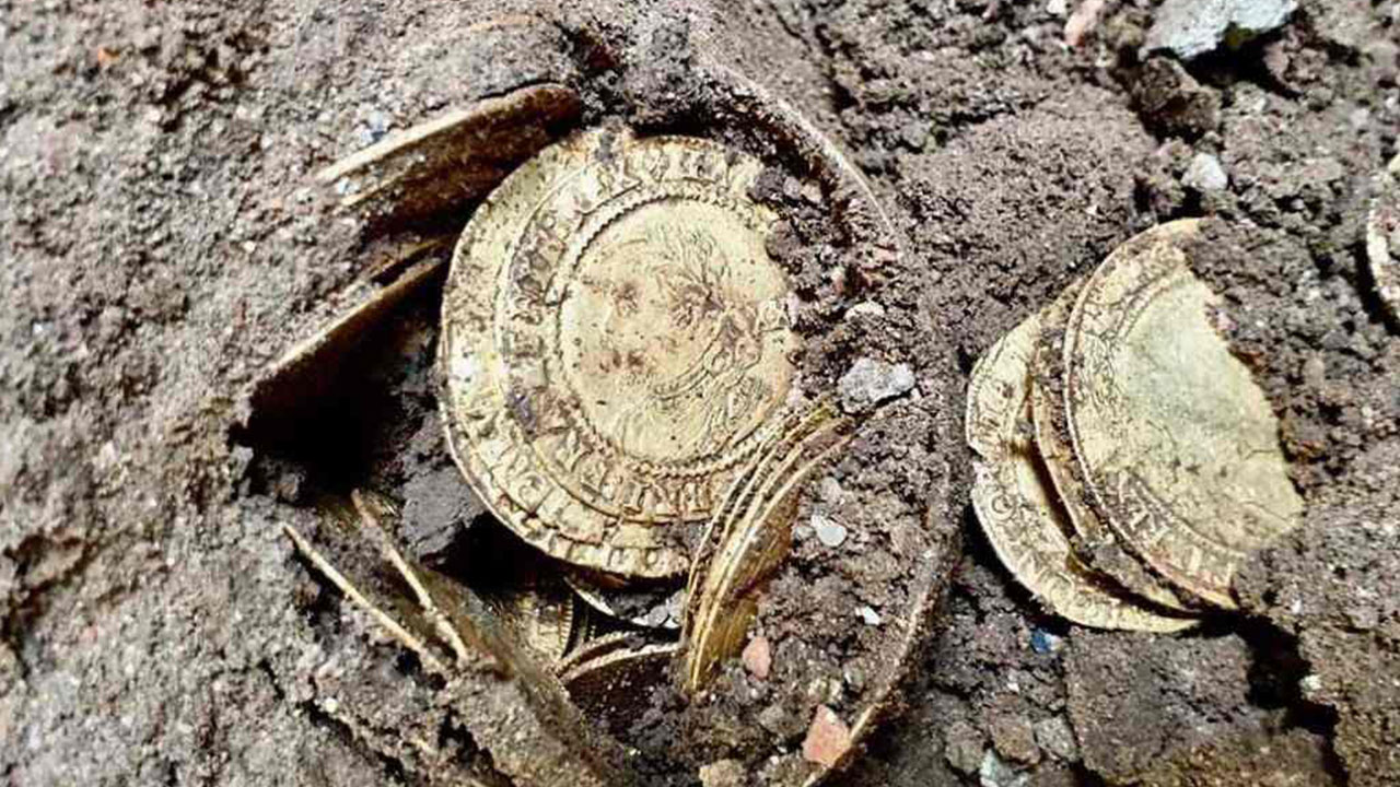 Metal dedektörü yere dokunduran adam şoku yaşadı: Tarlada büyük bir hazine bulundu