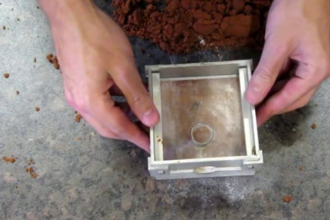 Foto - Metal parçalarından muhteşem yüzükler tasarlıyor!